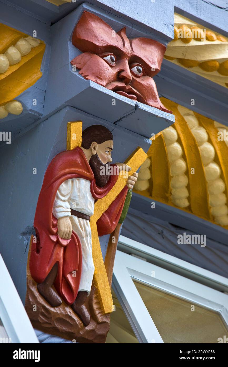 Scultura in legno a Stiftsherrenhaus nella città vecchia di Hameln, Germania, Renania settentrionale-Vestfalia, Hamelin Foto Stock