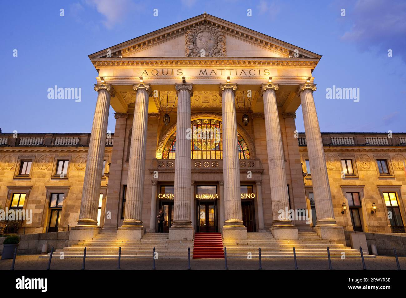 centro benessere e casinò a Wiesbaden alla luce della sera, Germania, Assia, Wiesbaden Foto Stock