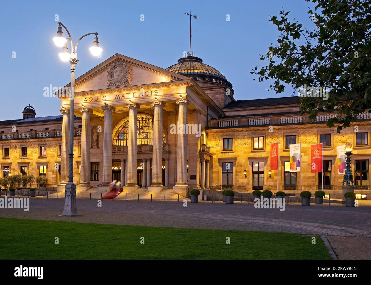 centro benessere e casinò a Wiesbaden alla luce della sera, Germania, Assia, Wiesbaden Foto Stock