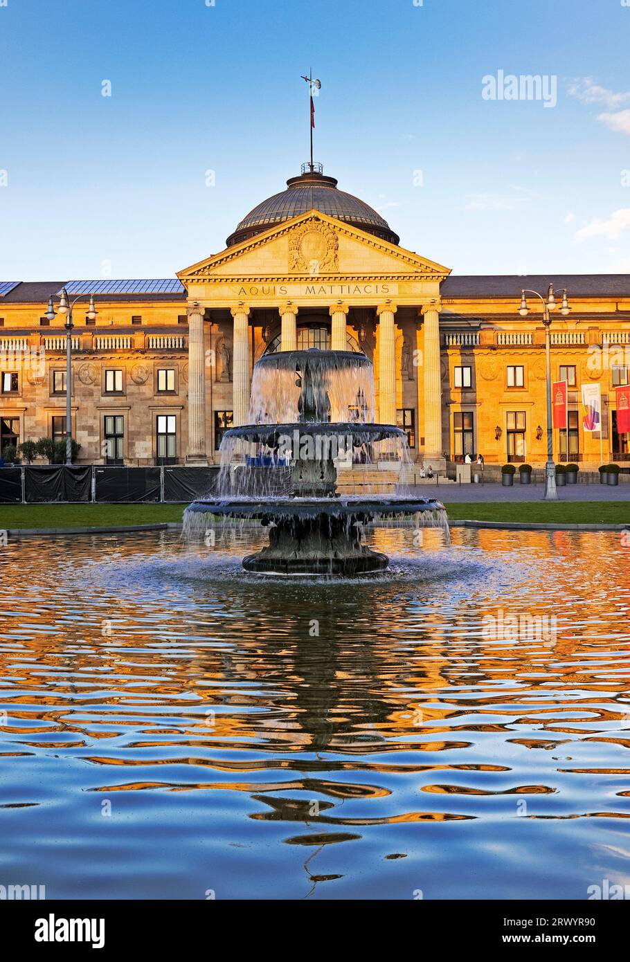 centro benessere e casinò con fontana a Wiesbaden alla luce della sera, Germania, Assia, Wiesbaden Foto Stock