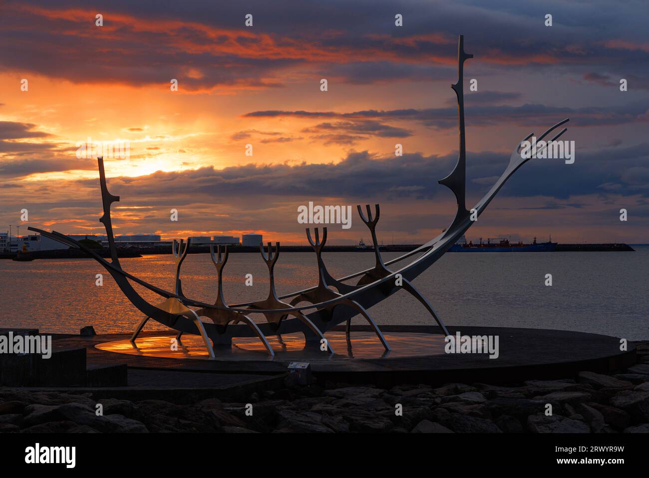 Scultura Sun Voyager al tramonto, Islanda, Reykjawik Foto Stock