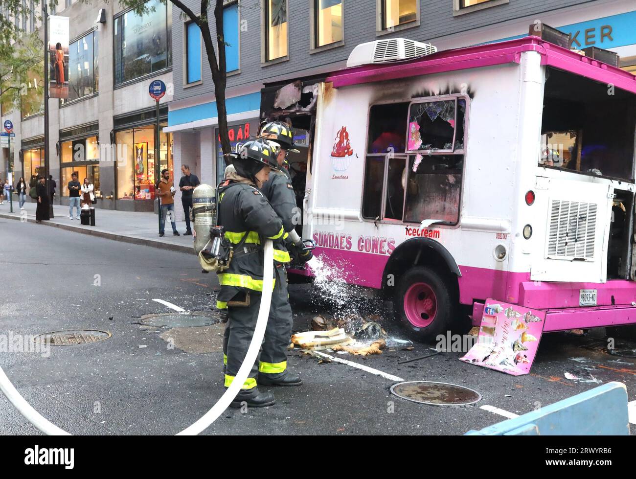 21 settembre 2023, New York City, New York: (NEW) Ice Cream Van on Fire. 21 settembre 2023, New York, USA: Un furgone del gelato di stanza accanto al radio City Music Hall sulla 50th Street con la 6th Avenue era in fiamme e con un danno totale. I pompieri sono riusciti a contenere l'incendio, ma tutto è stato distrutto. Il venditore non ha subito lesioni e si è fermato a guardare la perdita. Credito: Niyi Fote/Thenews2 (foto: Niyi Fote/Thenews2/Zumapress) (immagine di credito: © Niyi Fote/TheNEWS2 via ZUMA Press Wire) SOLO USO EDITORIALE! Non per USO commerciale! Foto Stock