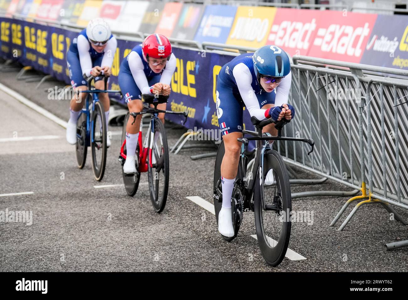 Emmen, Paesi Bassi. 21 settembre 2023. EMMEN, PAESI BASSI - 21 SETTEMBRE: Audrey Cordon Ragot di Francia, Cedrine Kerbaol di Francia e Juliette Labous di Francia gareggiano nell'Elite Mixed Team Relay dei Campionati europei di ciclismo su strada 2023 UEC al WILDLANDS Adventure Zoo Emmen il 21 settembre 2023 a Emmen, Paesi Bassi (foto di Rene Nijhuis/BSR Agency) credito: Agenzia BSR/Alamy Live News Foto Stock