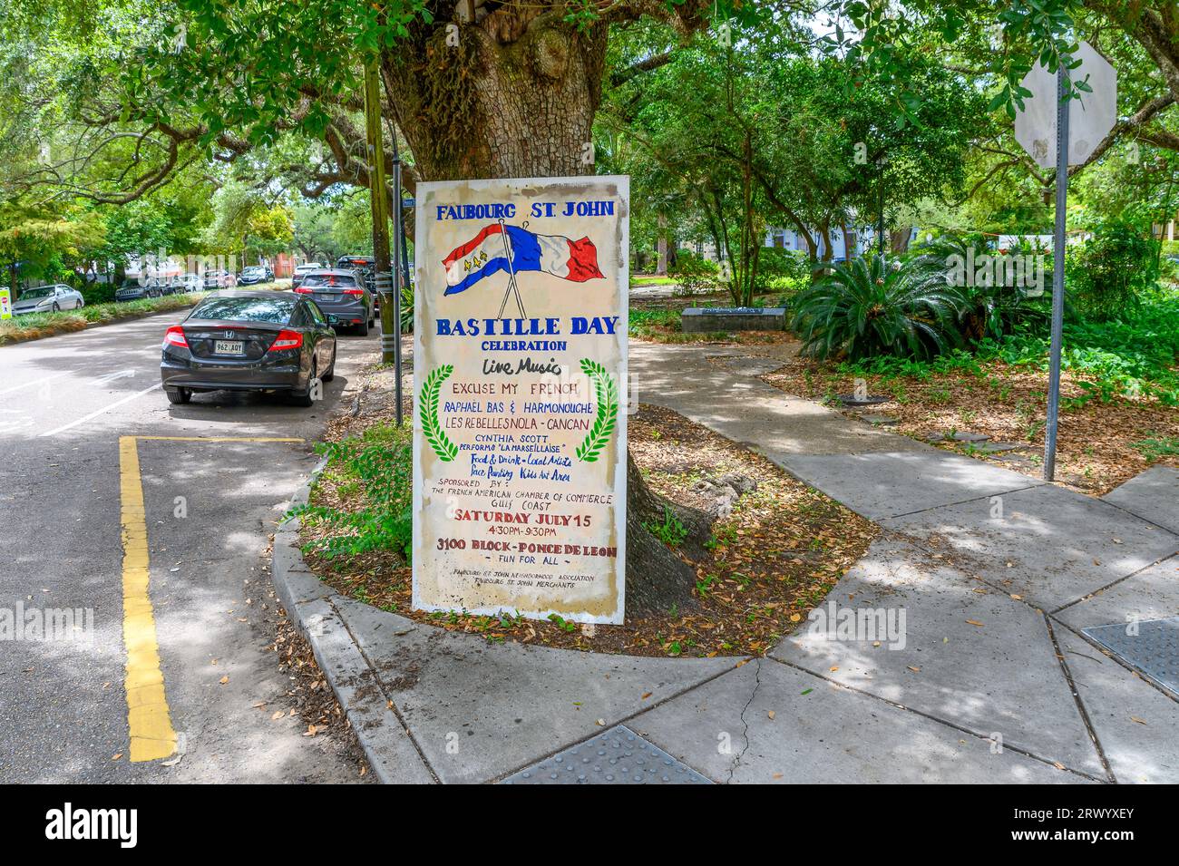 NEW ORLEANS, LOUISIANA, USA - 8 LUGLIO 2023: Firmare con le informazioni sulle prossime celebrazioni del giorno della Bastiglia al Walter Wolfman Washington Park Foto Stock