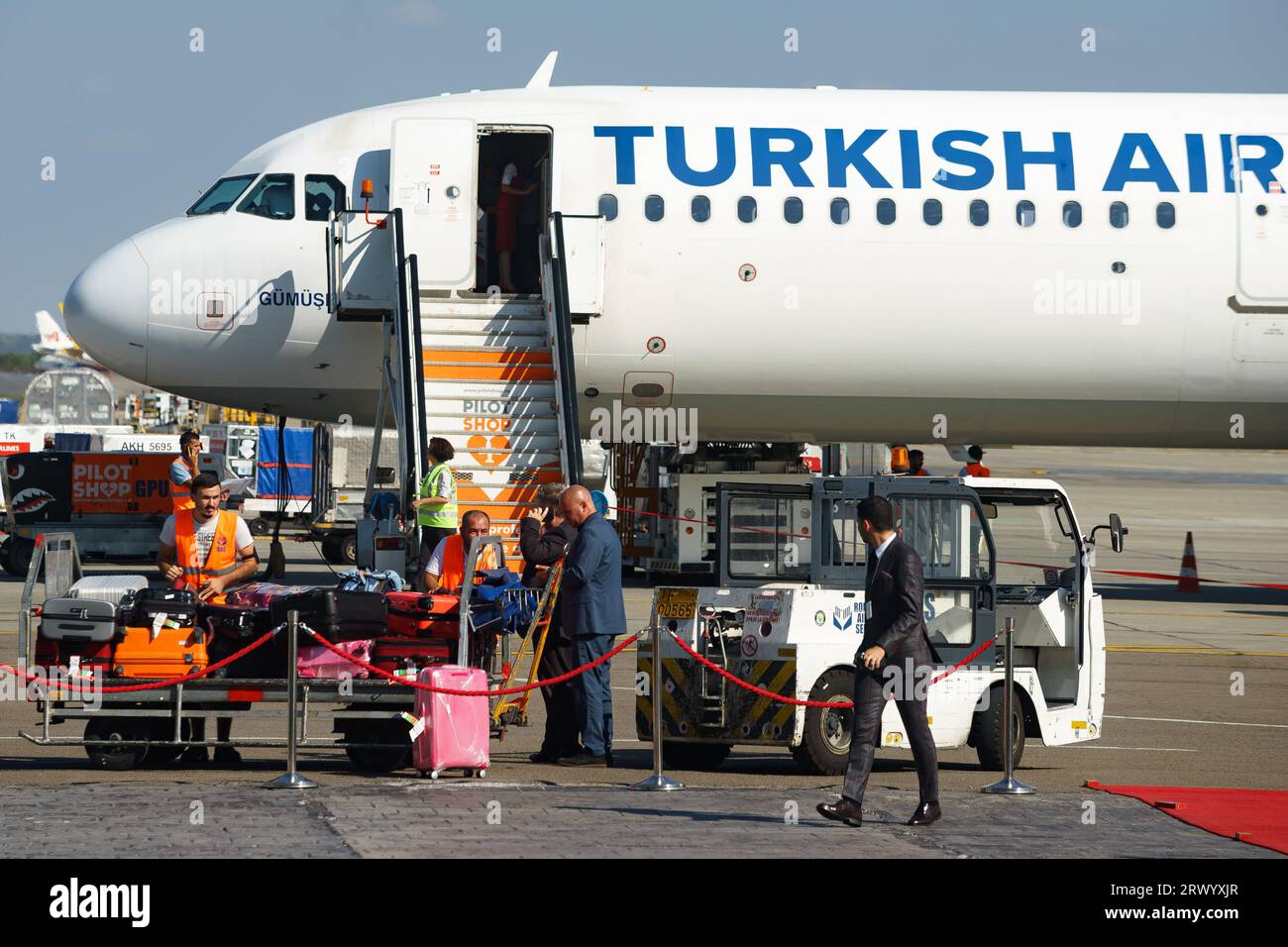 Bucarest, Romania. 21 settembre 2023: Volo Turkish Airlines TK1039 durante la cerimonia del 30° anniversario delle operazioni di volo di linea di Turkish Airlines da Istanbul, Turchia, all'aeroporto internazionale Henri Coanda di Bucarest (AIHCB), a Otopeni, in Romania. Crediti: Lucian Alecu/Alamy Live News Foto Stock