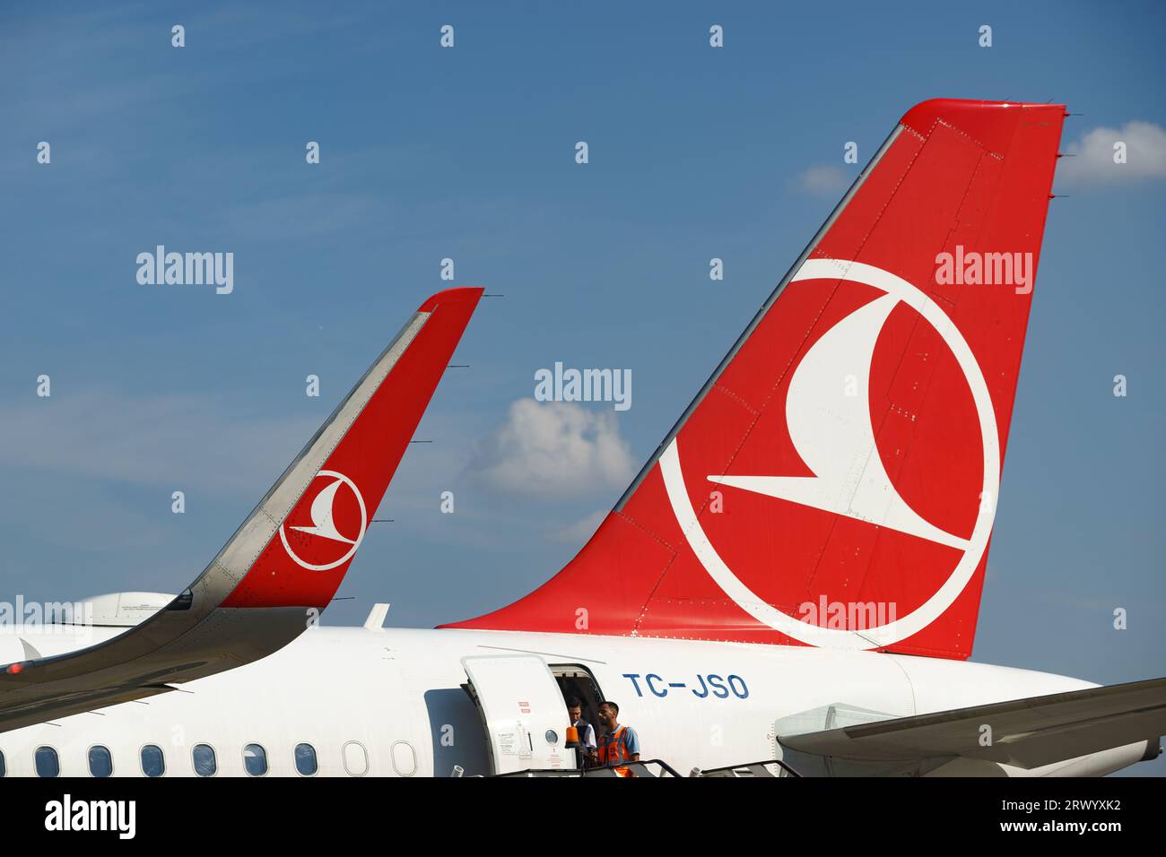 Bucarest, Romania. 21 settembre 2023: Volo Turkish Airlines TK1039 durante la cerimonia del 30° anniversario delle operazioni di volo di linea di Turkish Airlines da Istanbul, Turchia, all'aeroporto internazionale Henri Coanda di Bucarest (AIHCB), a Otopeni, in Romania. Crediti: Lucian Alecu/Alamy Live News Foto Stock