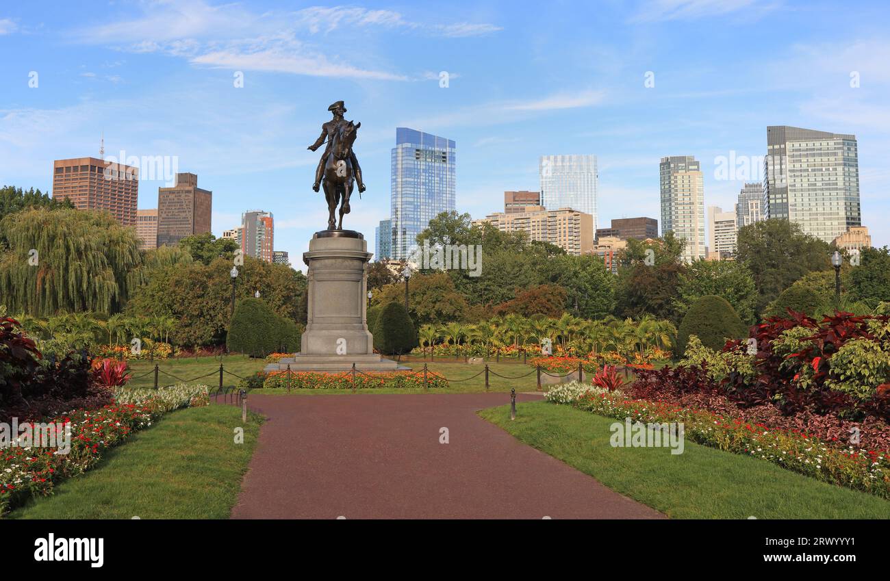 Statua di George Washington e skyline di Boston nel Public Garden, USA Foto Stock