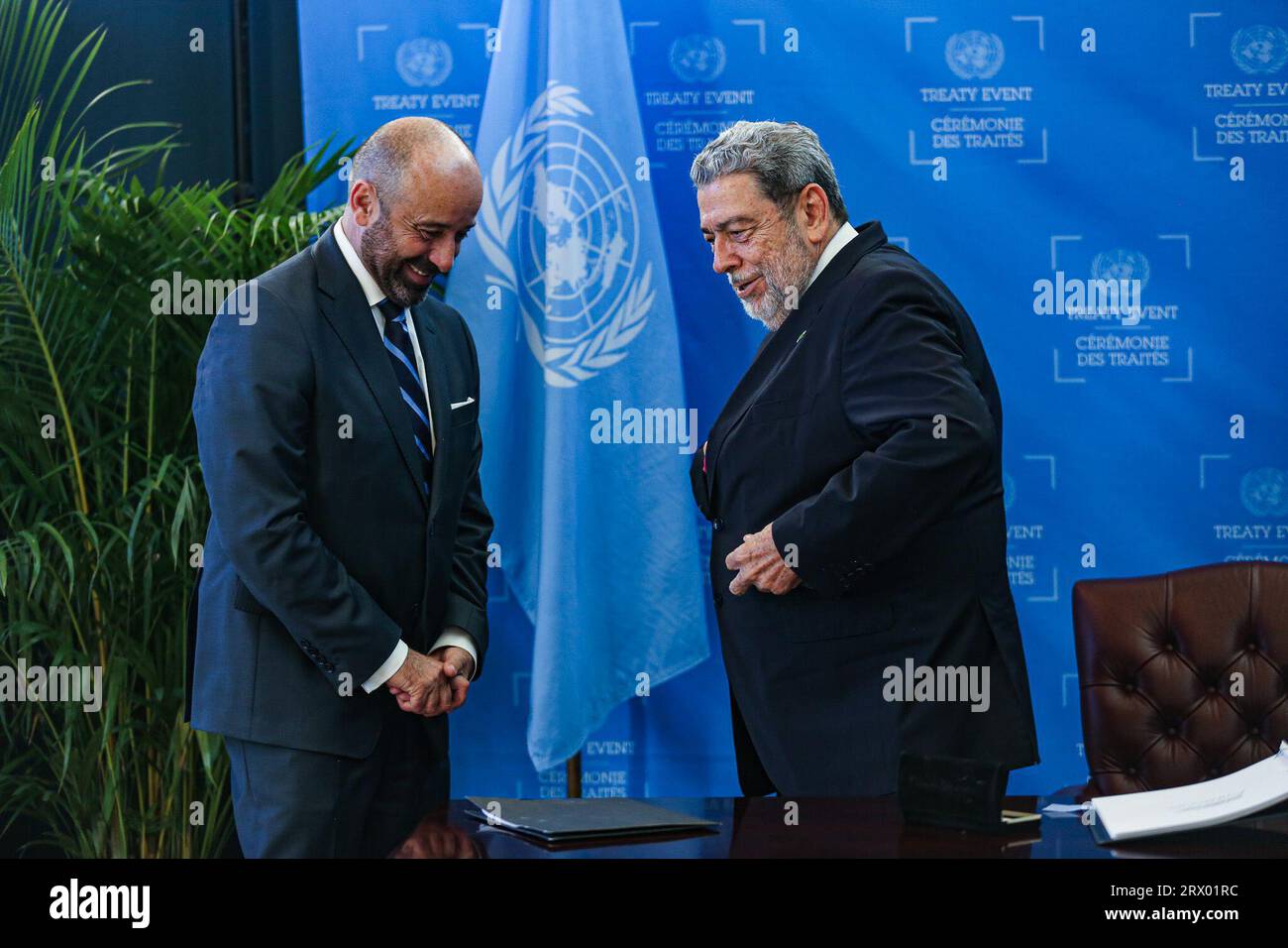 New York, New York, USA. 20 settembre 2023. RALPH GONSALVES, primo ministro di Saint Vincent e Grenadine, firma il trattato di accordo ai sensi della Convenzione delle Nazioni Unite sul diritto del mare sulla conservazione e l'uso sostenibile della diversità biologica marina delle aree al di fuori della giurisdizione nazionale. (Immagine di credito: © Bianca Otero/ZUMA Press Wire) SOLO USO EDITORIALE! Non per USO commerciale! Foto Stock