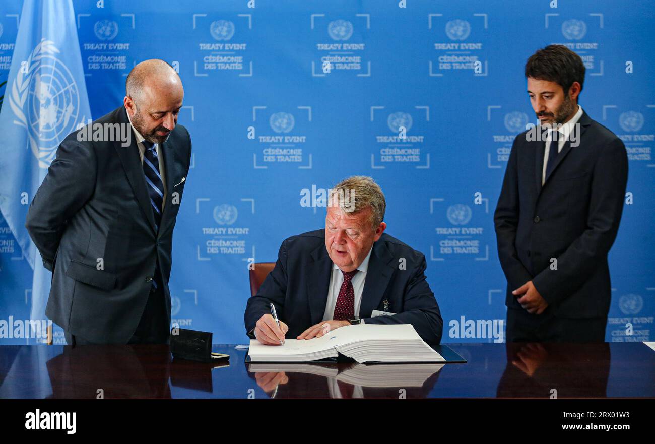 New York, New York, USA. 21 settembre 2023. LARS LOKKE RASMUSSEN, ministro degli affari esteri della Danimarca, firma il trattato di accordo ai sensi della Convenzione delle Nazioni Unite sul diritto del mare sulla conservazione e l'uso sostenibile della diversità biologica marina delle aree al di fuori della giurisdizione nazionale. (Immagine di credito: © Bianca Otero/ZUMA Press Wire) SOLO USO EDITORIALE! Non per USO commerciale! Foto Stock