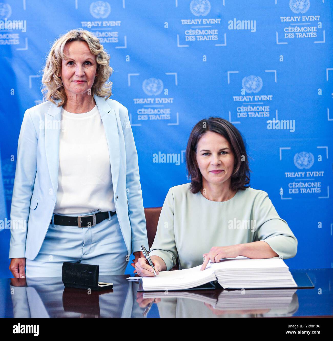 New York, New York, USA. 20 settembre 2023. ANNALENA BAERBOCK, ministro degli affari esteri della Germania, firma il trattato di accordo ai sensi della convenzione delle Nazioni Unite sul diritto del mare sulla conservazione e l'uso sostenibile della diversità biologica marina delle aree al di fuori della giurisdizione nazionale. (Immagine di credito: © Bianca Otero/ZUMA Press Wire) SOLO USO EDITORIALE! Non per USO commerciale! Foto Stock
