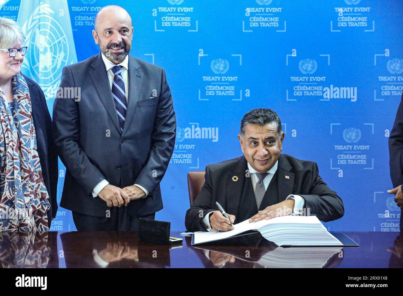 New York, New York, USA. 21 settembre 2023. LORD AHMAD DI WIMBLEDON, ministro degli affari esteri del Regno Unito, firma il trattato di accordo ai sensi della Convenzione delle Nazioni Unite sul diritto del mare sulla conservazione e l'uso sostenibile della diversità biologica marina delle aree al di fuori della giurisdizione nazionale. (Immagine di credito: © Bianca Otero/ZUMA Press Wire) SOLO USO EDITORIALE! Non per USO commerciale! Foto Stock