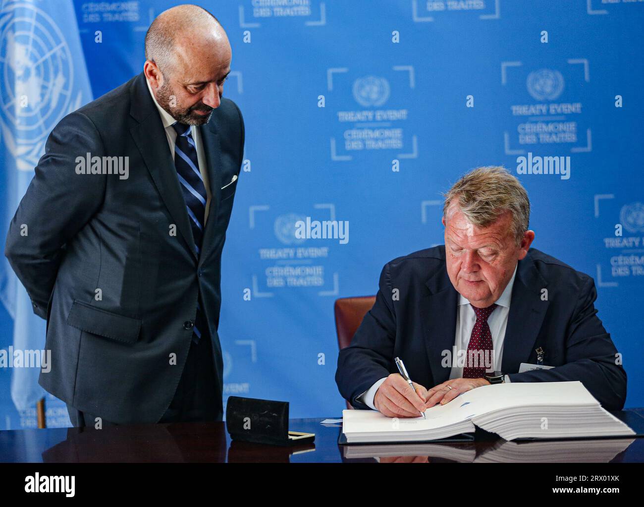 New York, New York, USA. 21 settembre 2023. LARS LOKKE RASMUSSEN, ministro degli affari esteri della Danimarca, firma il trattato di accordo ai sensi della Convenzione delle Nazioni Unite sul diritto del mare sulla conservazione e l'uso sostenibile della diversità biologica marina delle aree al di fuori della giurisdizione nazionale. (Immagine di credito: © Bianca Otero/ZUMA Press Wire) SOLO USO EDITORIALE! Non per USO commerciale! Foto Stock