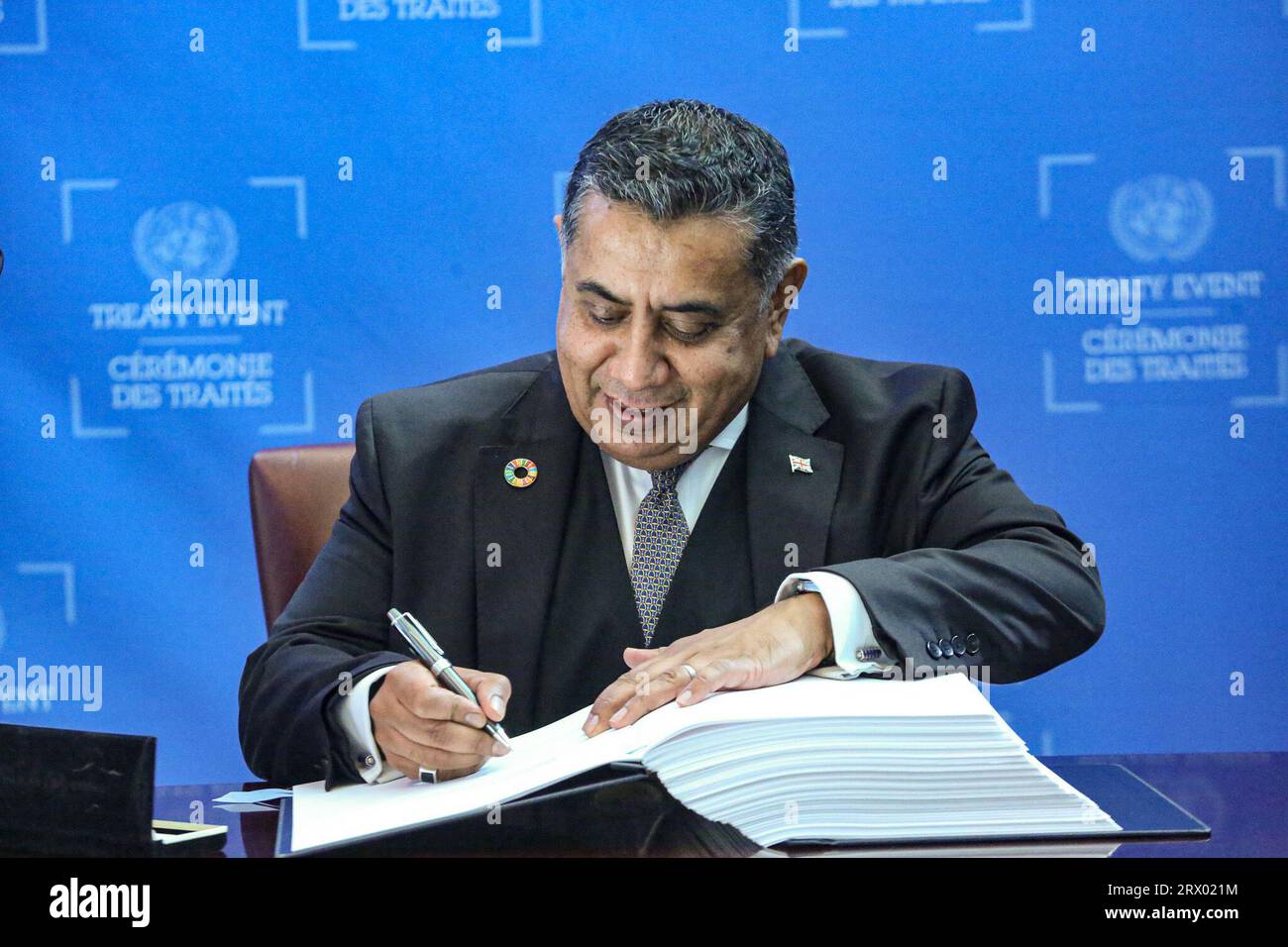 New York, New York, USA. 21 settembre 2023. LORD AHMAD DI WIMBLEDON, ministro degli affari esteri del Regno Unito, firma il trattato di accordo ai sensi della Convenzione delle Nazioni Unite sul diritto del mare sulla conservazione e l'uso sostenibile della diversità biologica marina delle aree al di fuori della giurisdizione nazionale. (Immagine di credito: © Bianca Otero/ZUMA Press Wire) SOLO USO EDITORIALE! Non per USO commerciale! Foto Stock