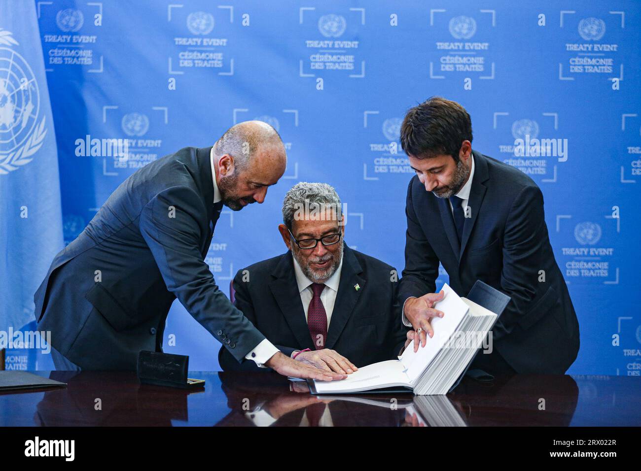New York, New York, USA. 20 settembre 2023. RALPH GONSALVES, primo ministro di Saint Vincent e Grenadine, firma il trattato di accordo ai sensi della Convenzione delle Nazioni Unite sul diritto del mare sulla conservazione e l'uso sostenibile della diversità biologica marina delle aree al di fuori della giurisdizione nazionale. (Immagine di credito: © Bianca Otero/ZUMA Press Wire) SOLO USO EDITORIALE! Non per USO commerciale! Foto Stock
