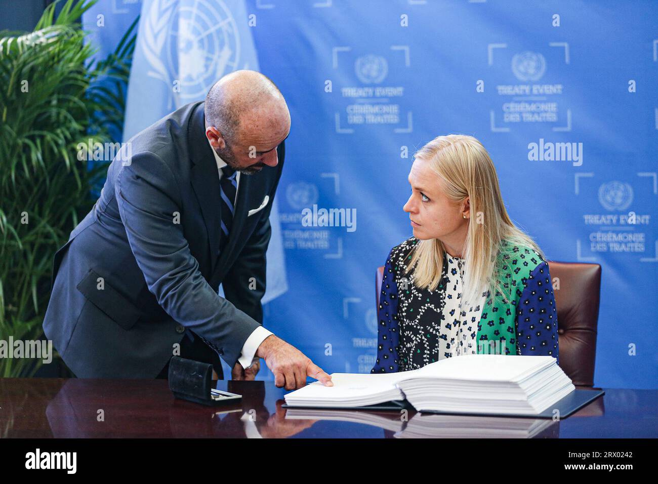 New York, New York, USA. 20 settembre 2023. ELINA VALTONEN, ministro degli affari esteri della Finlandia, firma il trattato di accordo ai sensi della convenzione delle Nazioni Unite sul diritto del mare sulla conservazione e l'uso sostenibile della diversità biologica marina delle aree al di fuori della giurisdizione nazionale. (Immagine di credito: © Bianca Otero/ZUMA Press Wire) SOLO USO EDITORIALE! Non per USO commerciale! Foto Stock
