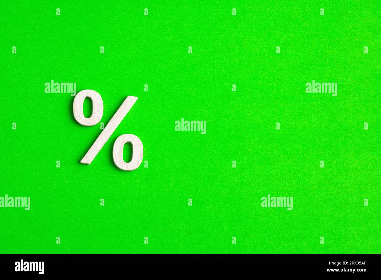 Concetto di aumento e sconto aziendale - icona percentuale su sfondo verde Foto Stock
