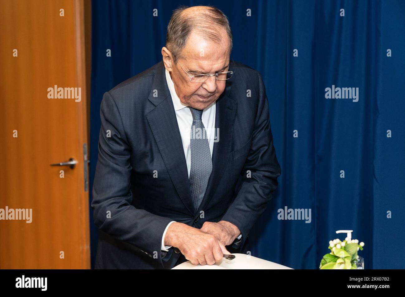 New York, USA. 21 settembre 2023. Il Segretario generale Antonio Guterres incontra il Ministro degli Esteri russo Sergey Lavrov presso la sede delle Nazioni Unite a New York il 21 settembre 2023. Lavrov ha firmato un libro degli ospiti. (Foto di Lev Radin/Sipa USA) credito: SIPA USA/Alamy Live News Foto Stock