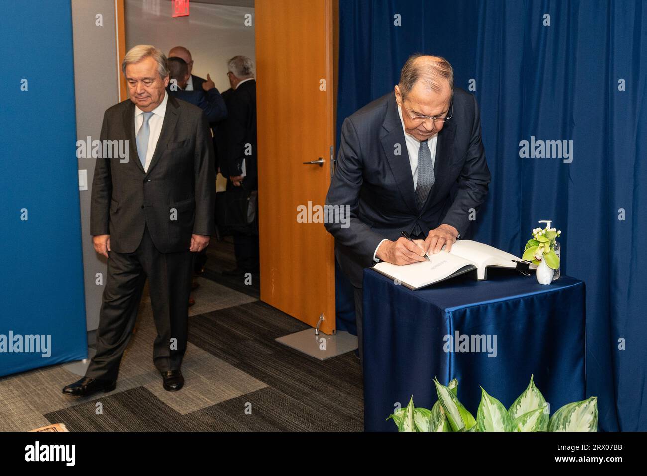 New York, USA. 21 settembre 2023. Il Segretario generale Antonio Guterres incontra il Ministro degli Esteri russo Sergey Lavrov presso la sede delle Nazioni Unite a New York il 21 settembre 2023. Lavrov ha firmato un libro degli ospiti. (Foto di Lev Radin/Sipa USA) credito: SIPA USA/Alamy Live News Foto Stock