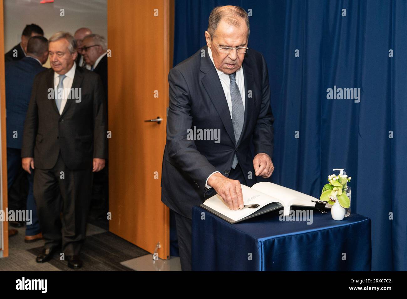 New York, USA. 21 settembre 2023. Il Segretario generale Antonio Guterres incontra il Ministro degli Esteri russo Sergey Lavrov presso la sede delle Nazioni Unite a New York il 21 settembre 2023. Lavrov ha firmato un libro degli ospiti. (Foto di Lev Radin/Sipa USA) credito: SIPA USA/Alamy Live News Foto Stock