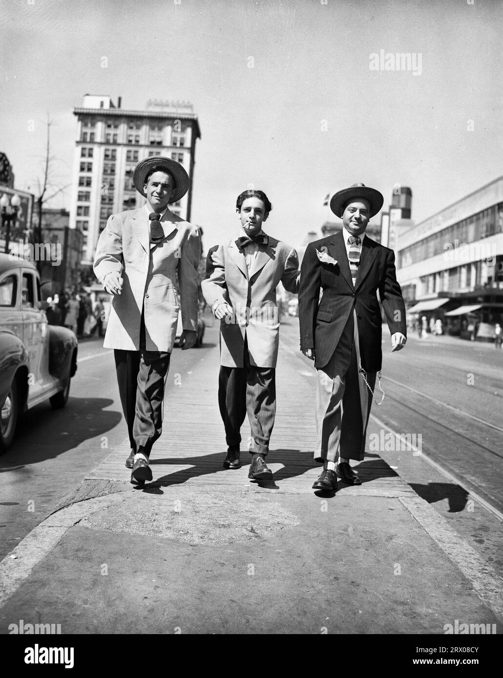 Questa fotografia di tre uomini che indossano la tuta zoot è stata scattata da Ollie Atkins, 1946 anni Foto Stock