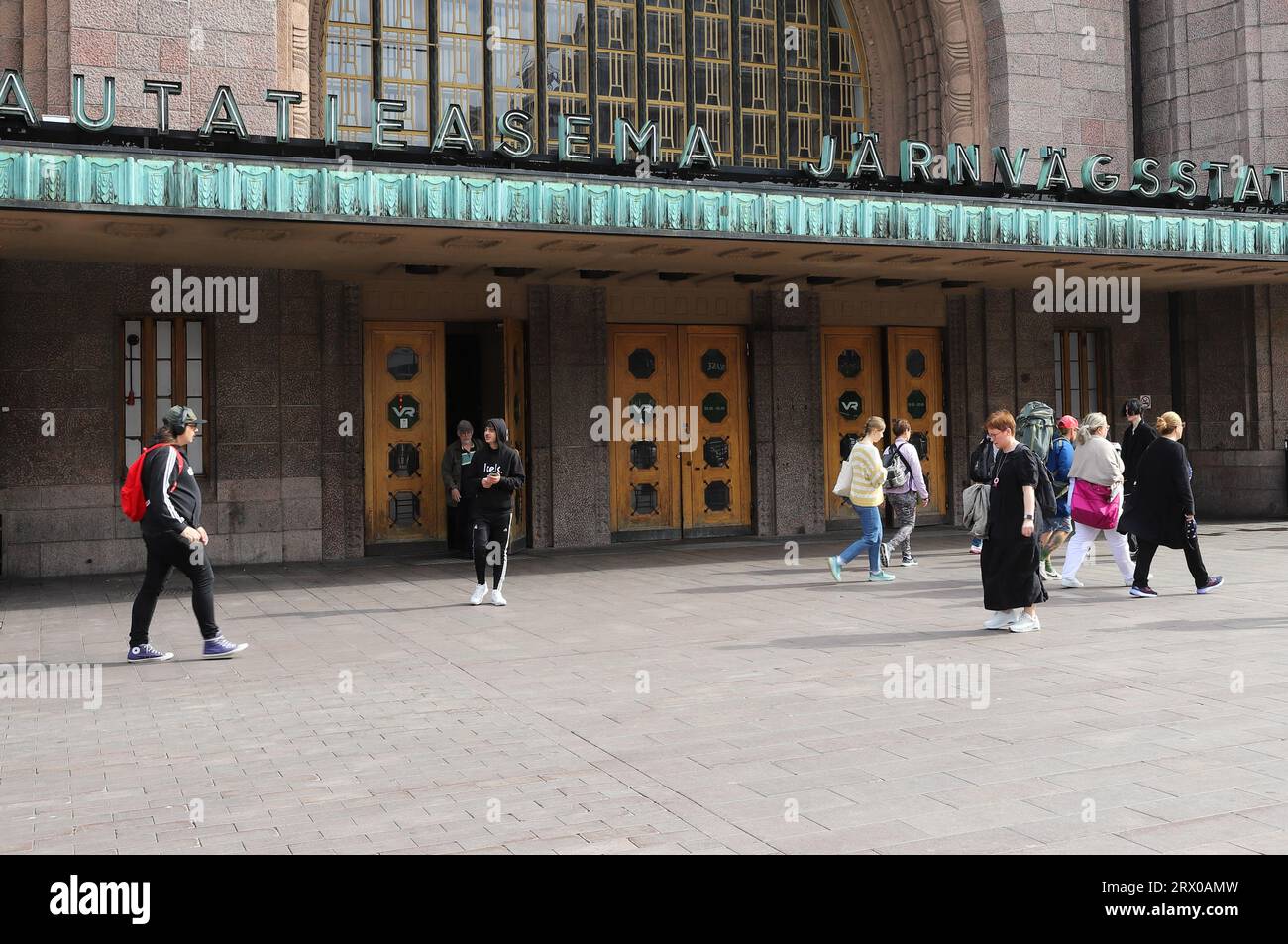 Helsinki, Finlandia - 5 settembre 2023: Ingresso alla stazione ferroviaria centrale di Helsinki con persone che camminano all'esterno. Foto Stock