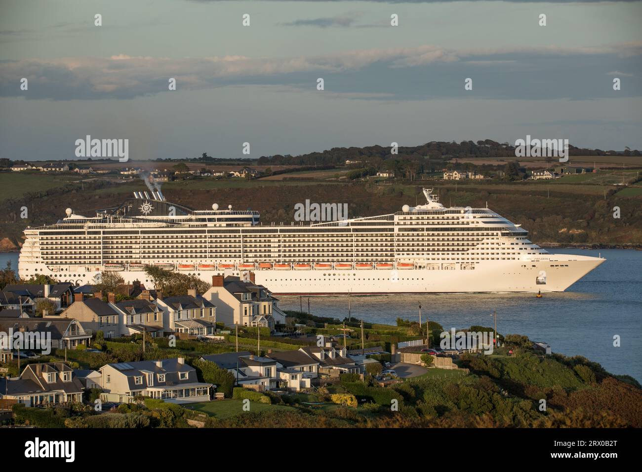 Churchbay, Crosshaven, Cork, Irlanda. 21 settembre 2023. In tarda serata la nave da crociera MSC preziosa passa davanti alle case sul lungomare di Churchbay, Crosshaven, Co. Cork mentre parte per un viaggio ad Amburgo, in Germania. - Credito: David Creedon / Alamy Live News Foto Stock