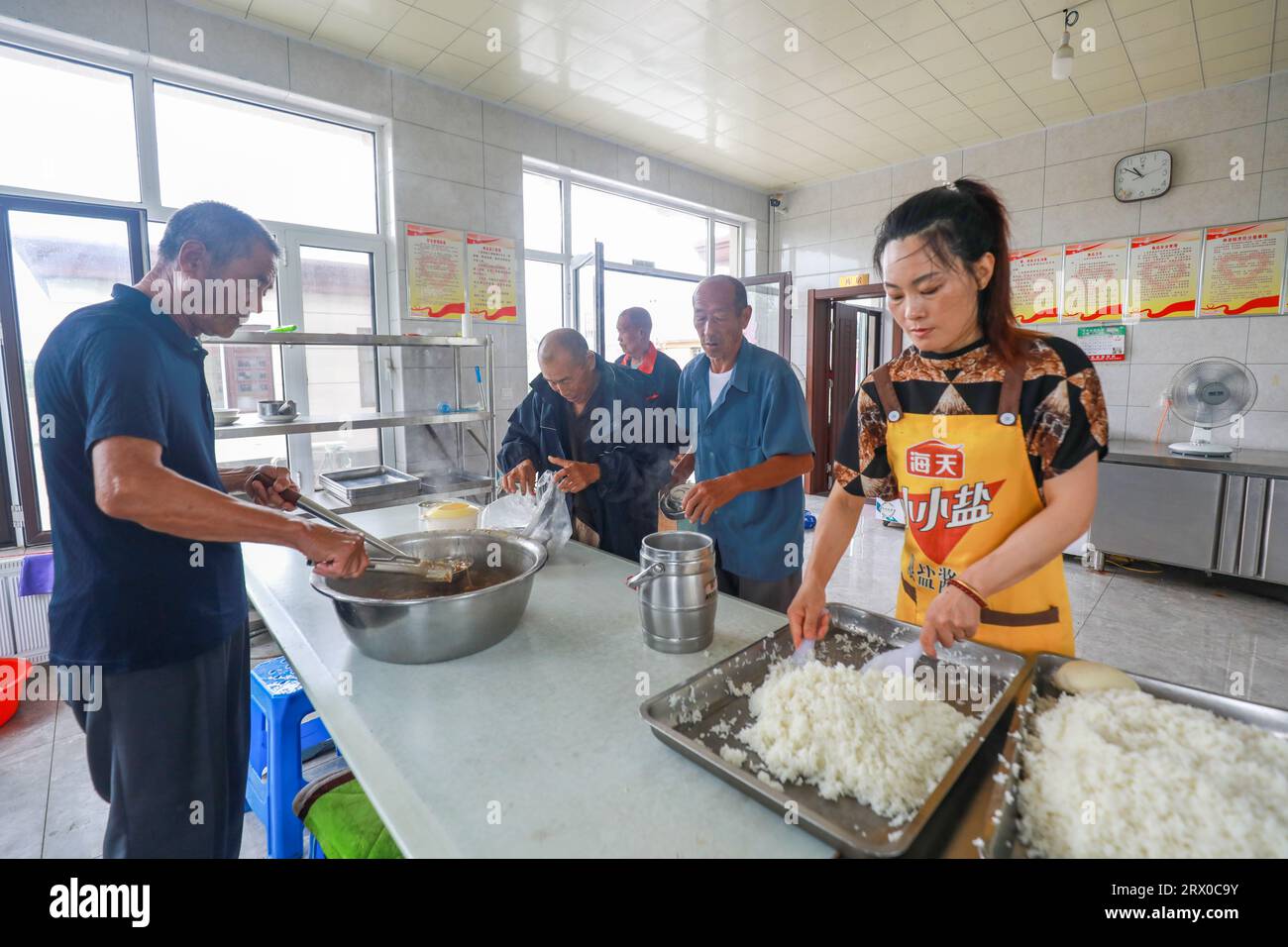Contea di Luannan, Cina - 9 agosto 2023: Il personale serve pasti agli anziani che vivono da soli, un buon modo per servire i loro pasti. Foto Stock
