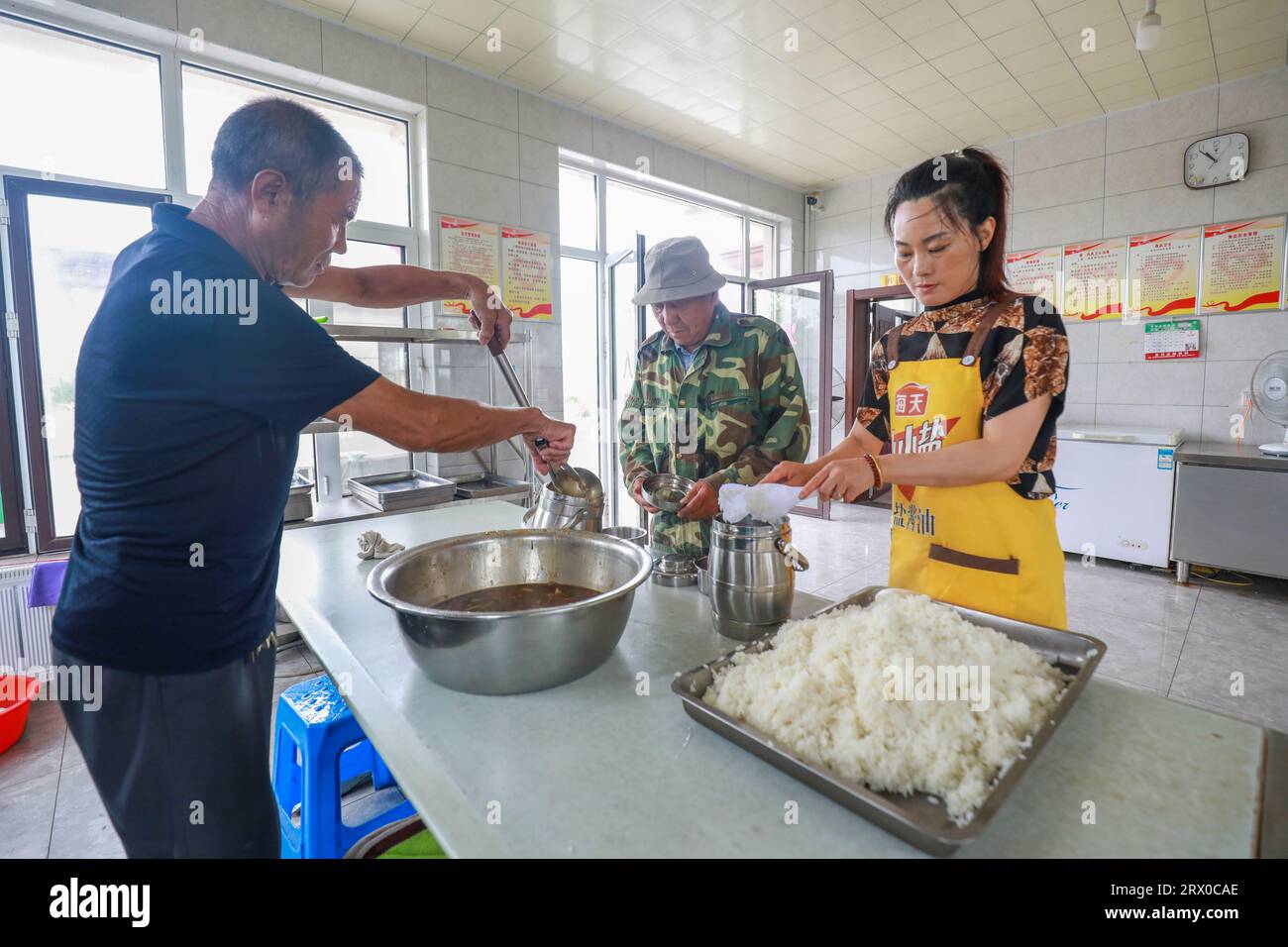 Contea di Luannan, Cina - 9 agosto 2023: Il personale serve pasti agli anziani che vivono da soli, un buon modo per servire i loro pasti. Foto Stock