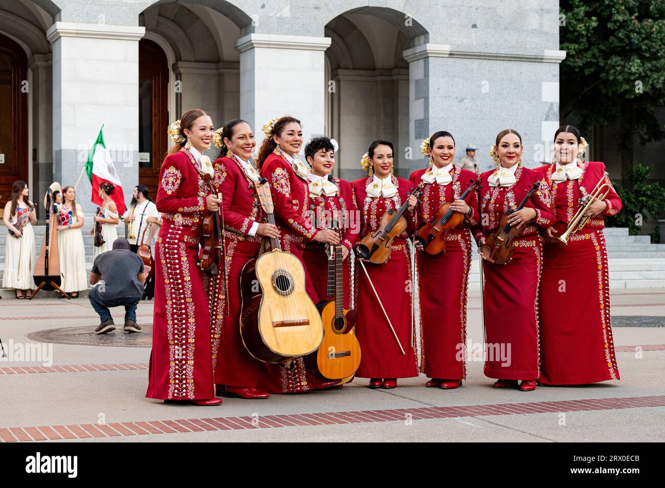 La band tutta al femminile Marichi Bonitas si trova di fronte al campidoglio durante la celebrazione del giorno dell'indipendenza messicana nel centro della città. Foto Stock