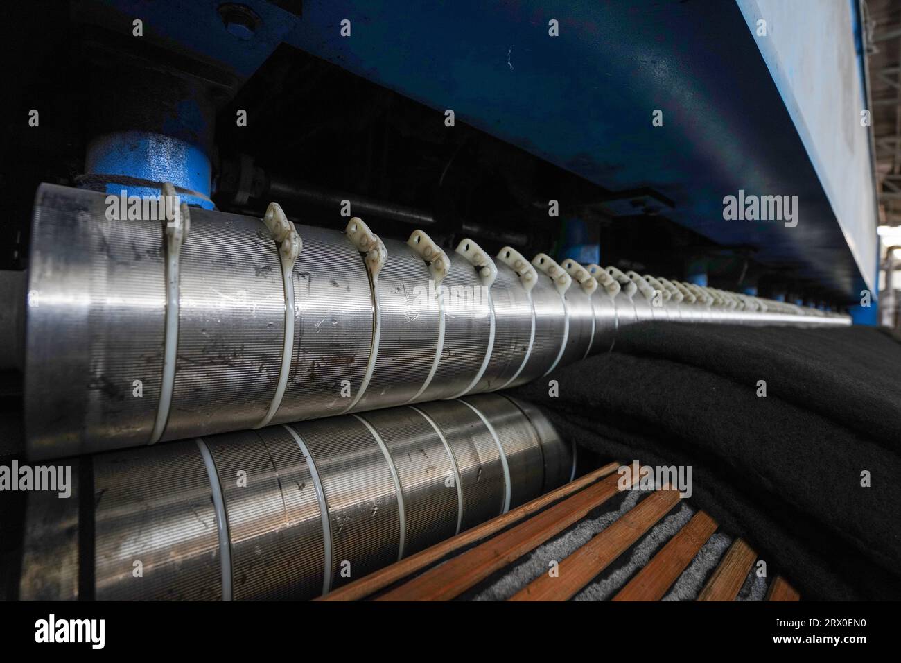 I macchinari e le attrezzature per la produzione di tessuti non tessuti si trovano in una fabbrica nel nord della Cina Foto Stock