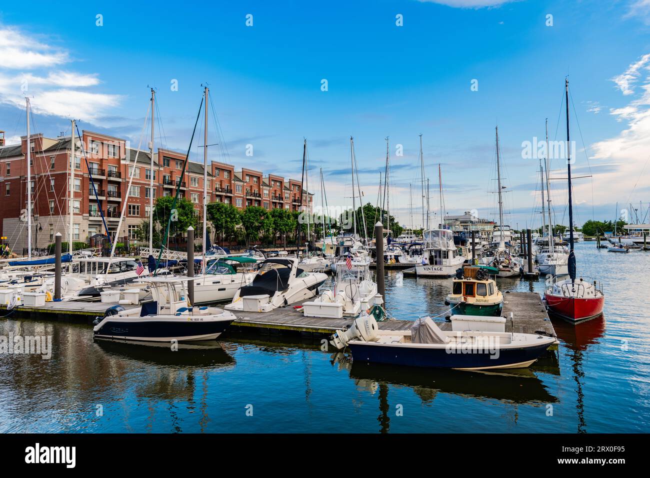 Jersey City, USA - 28 giugno 2023: Yacht e barche a vela attraccati al Liberty Landing Marina durante le vacanze estive Foto Stock