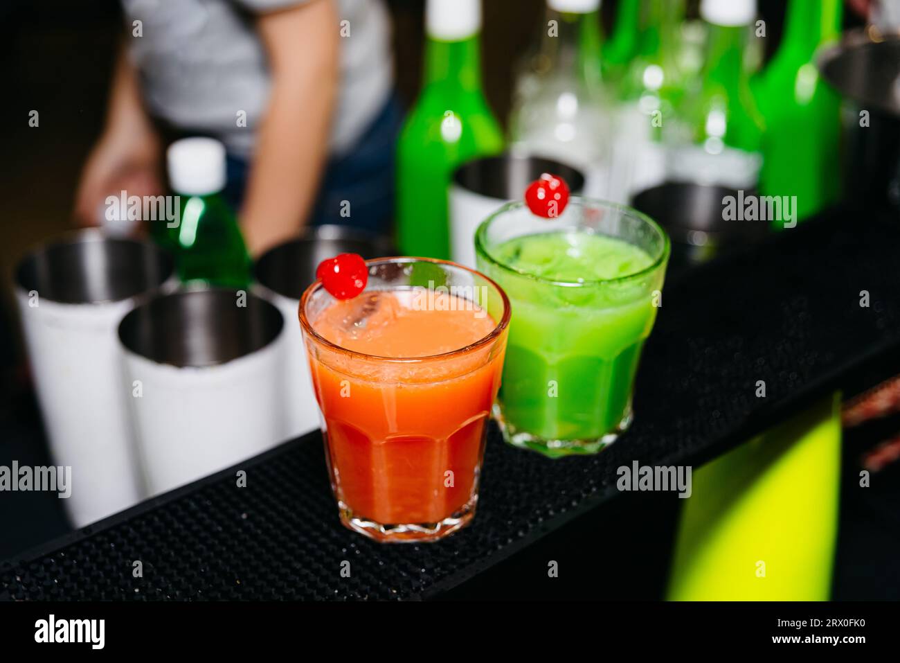 Cocktail colorati al bancone del bar. Cocktail in bicchieri. Drink per feste. Foto Stock