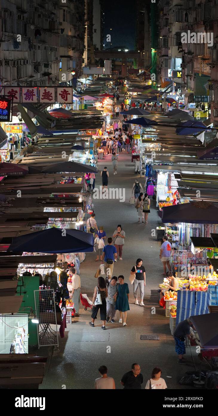 Mercato locale di Hong Kong e cabina di marciapiede in fa Yuen Street o Garden Street a Mong Kok Foto Stock