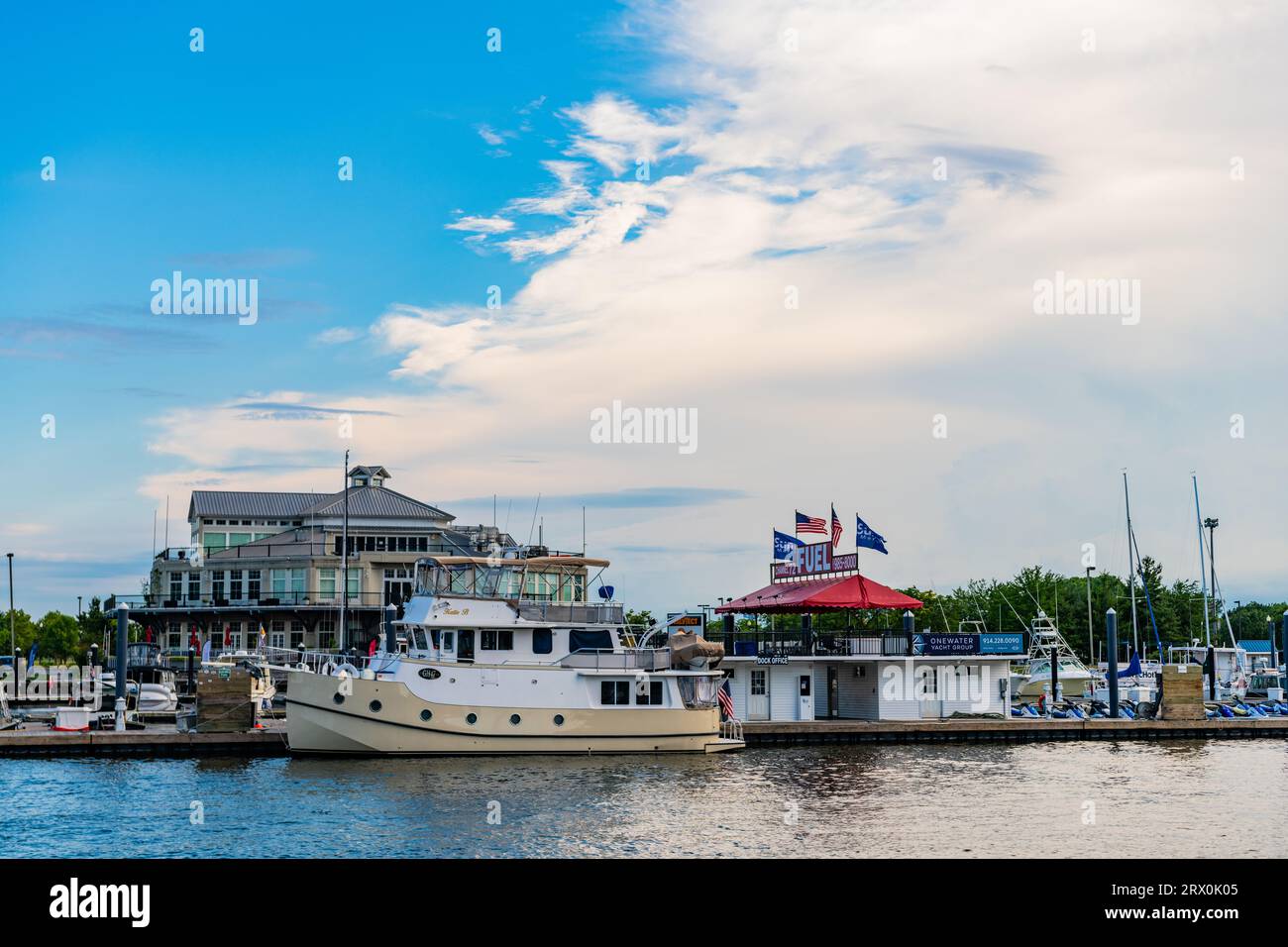 Jersey City, USA - 28 giugno 2023: Traghetto attraccato al Liberty Landing Marina sul fiume Hudson Foto Stock