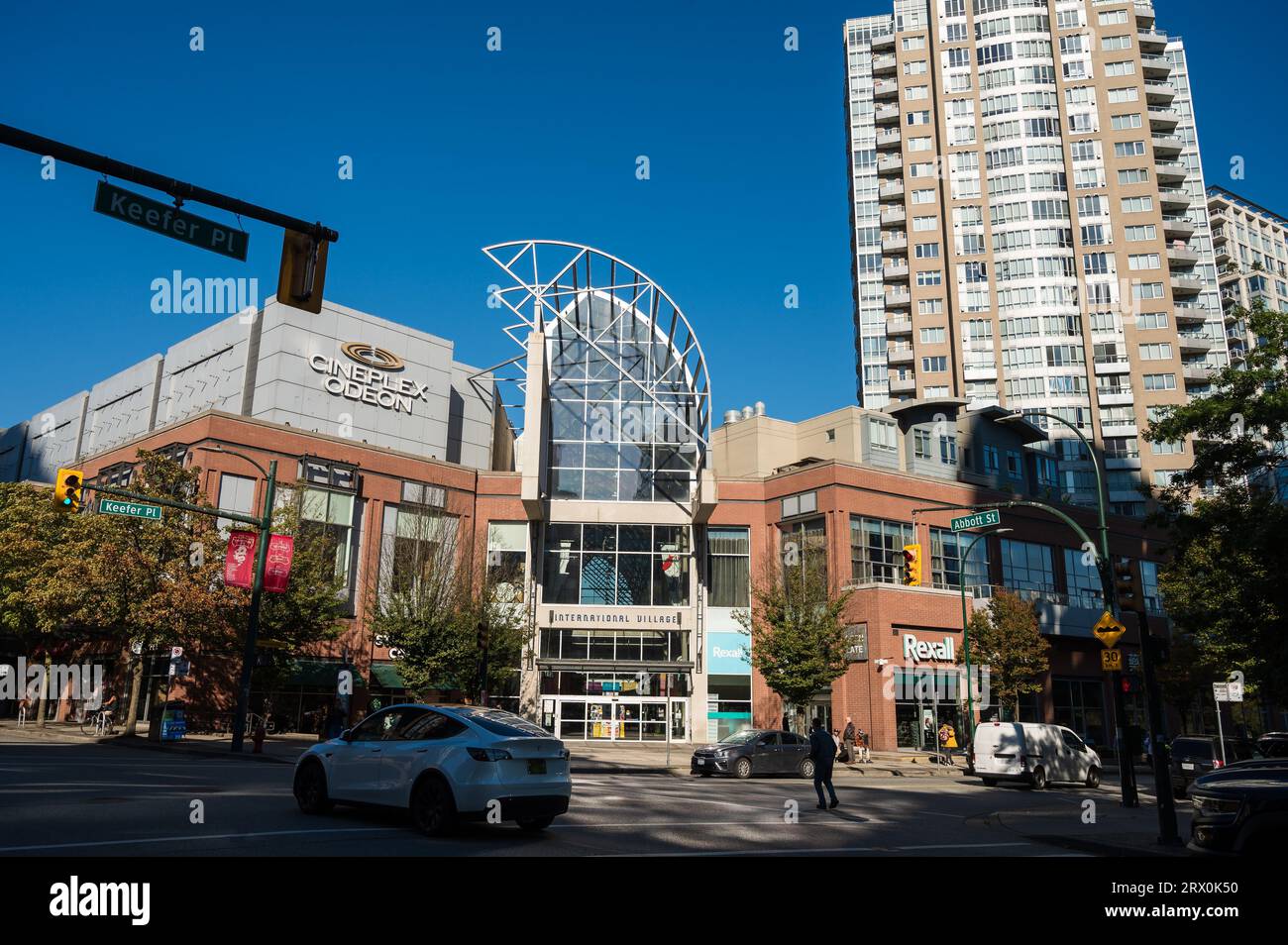 Moderno condominio che domina dentro e intorno allo storico quartiere Chinatown di Vancouver, vicino a East Vancouver. Foto Stock