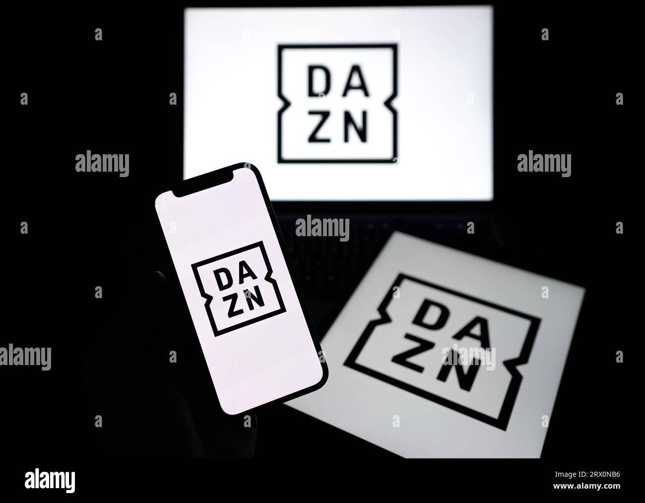 Foto del file datata 30/03/23 del logo DAZN sugli schermi del dispositivo. Una scappatoia nella nuova legislazione che potrebbe consentire a servizi di streaming non regolamentati come Amazon prime, Apple TV e DAZN di acquistare i diritti in diretta per gli eventi sportivi "Crown Jewel” deve essere chiusa dal governo, una nuova relazione ha affermato la commissione per la cultura e lo sport. Foto Stock