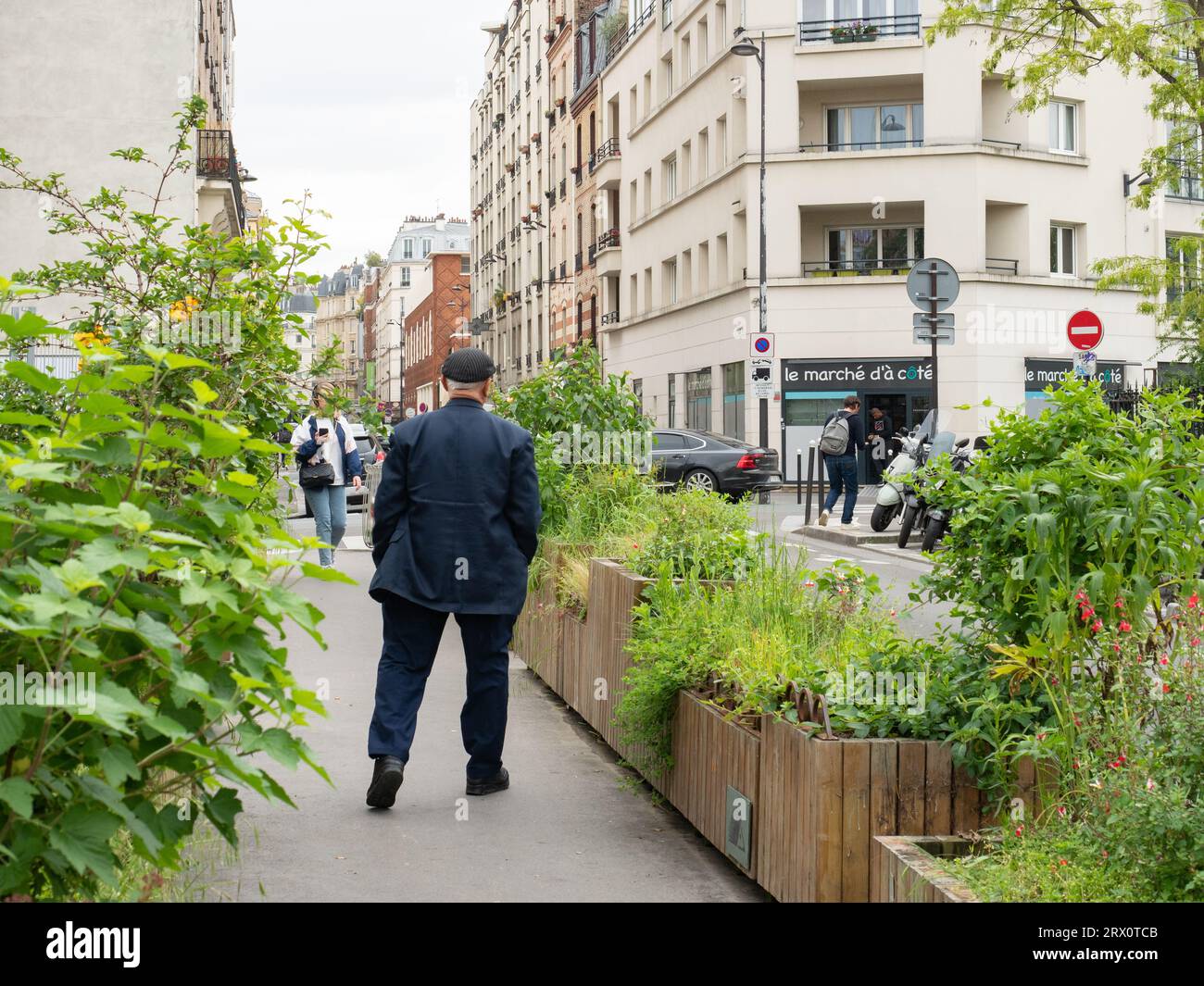 Parigi, Francia - 11 maggio 2023: Spazio urbano verde in città - un vecchio che cammina sul ponte di Rue du Ruisseau Foto Stock