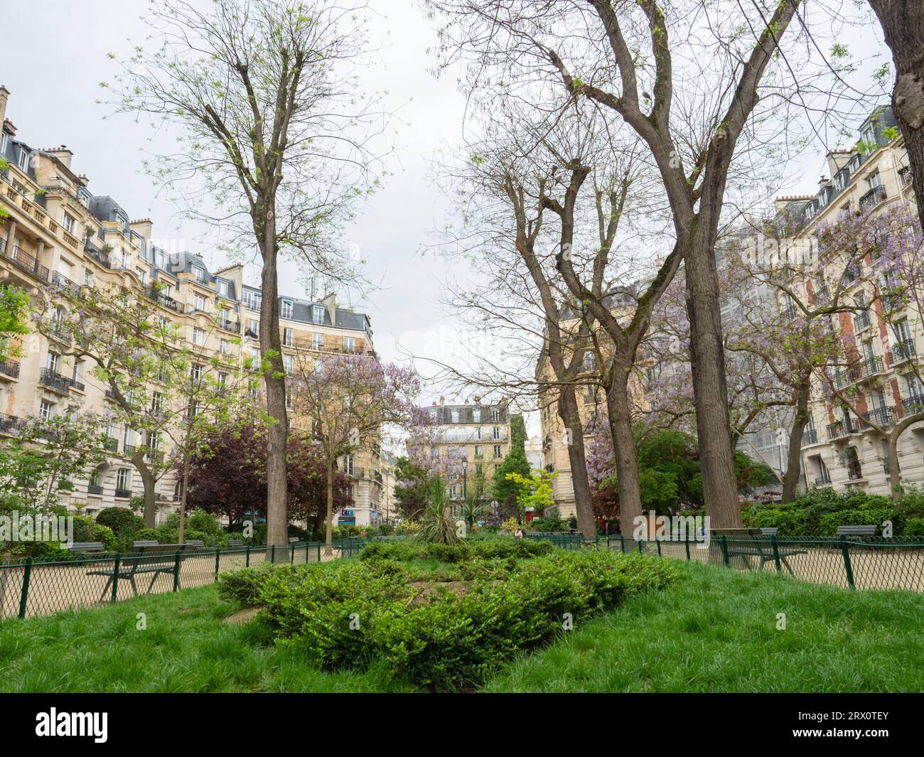 Parigi, Francia - 11 maggio 2023: Suggestivo scenario urbano a Place de Clignancourt. Foto Stock