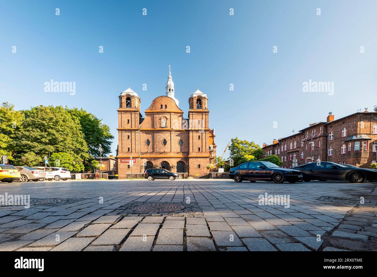 Katowice, Polonia - 5 agosto 2023: Tradizionale distretto slesiano Nikiszowiec. Vecchie case in mattoni ristrutturate, costruite per i minatori di carbone nel 1908-1919 Foto Stock