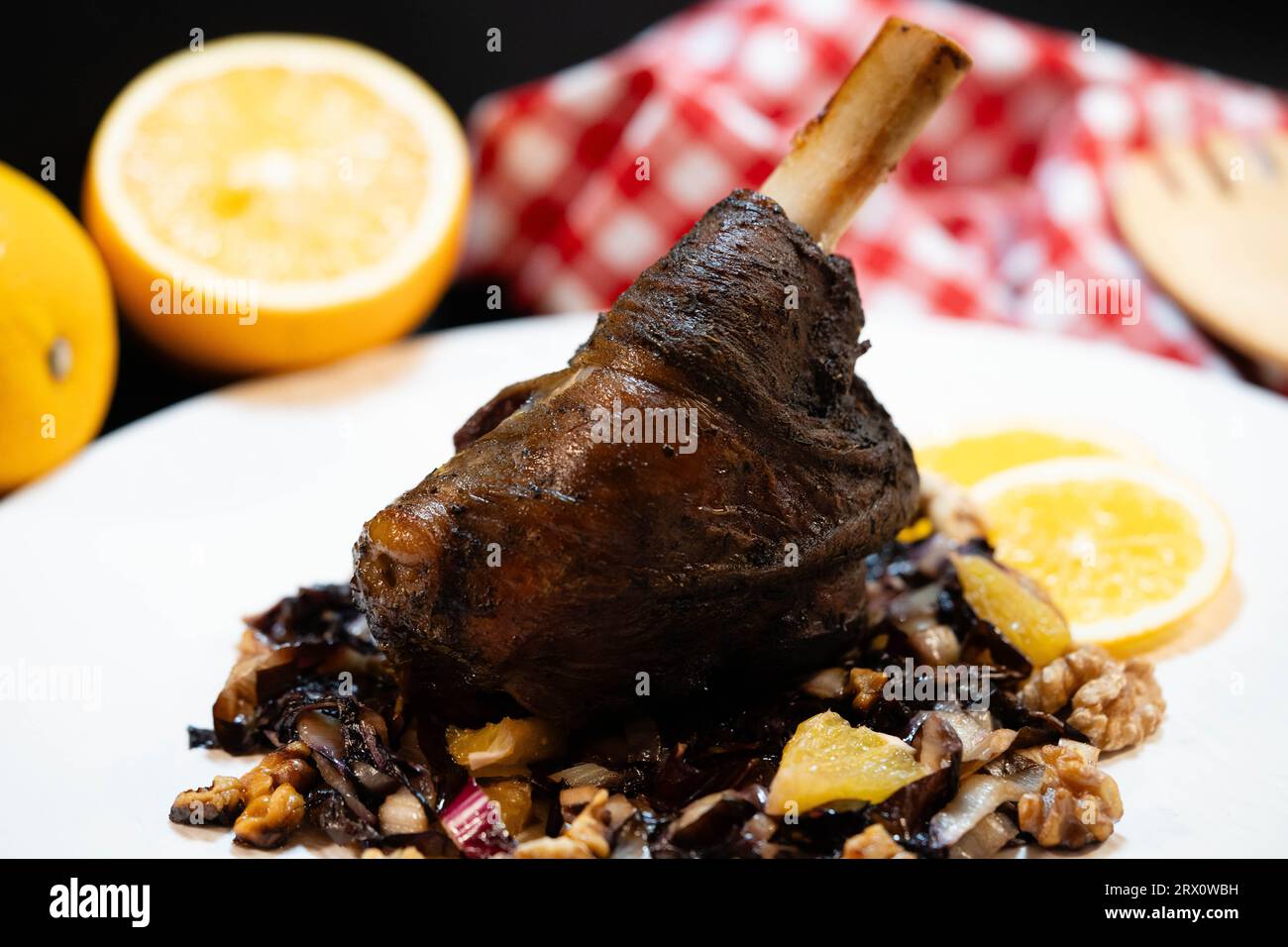 Codolo di agnello grigliato al carbone con insalata fresca Foto Stock