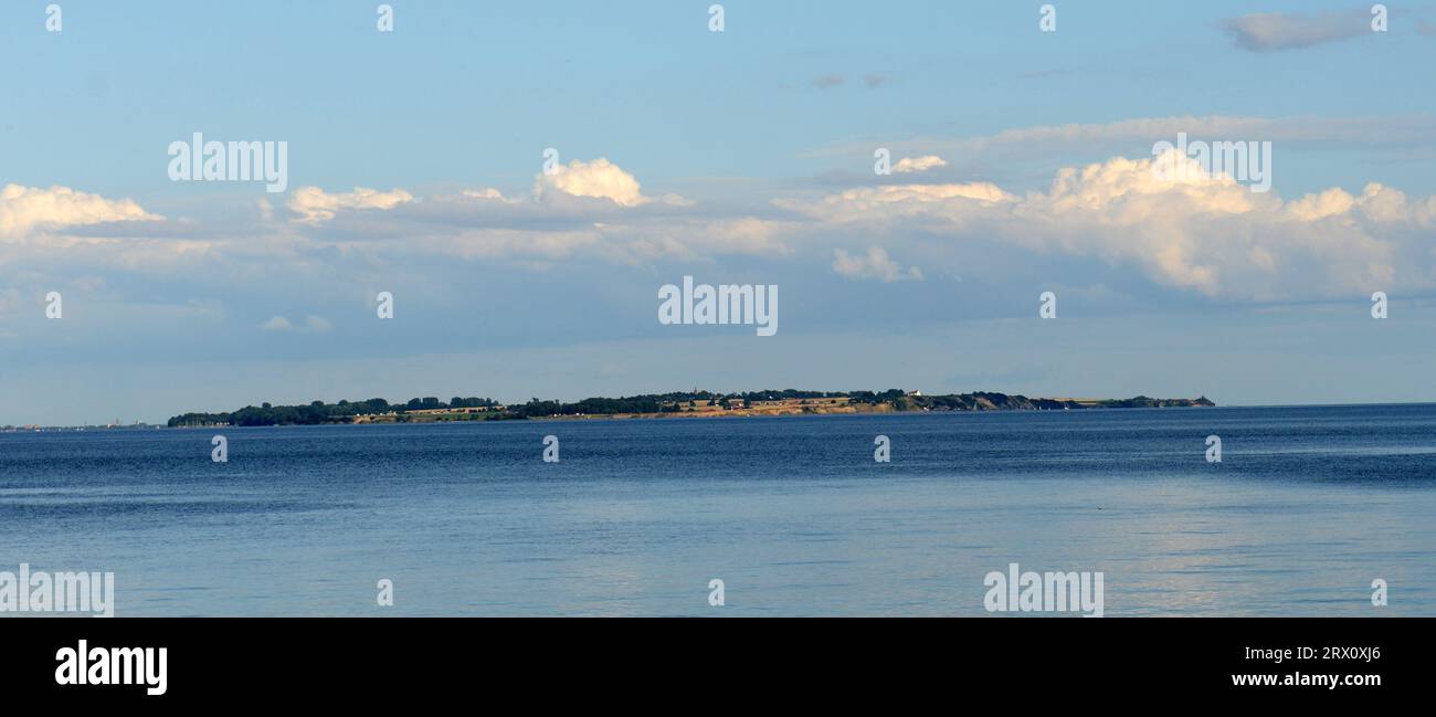 Una vista dell'isola di Ven in Svezia vista dal Louisiana Museum of Modern Art di Humlebaek, Danimarca. Foto Stock