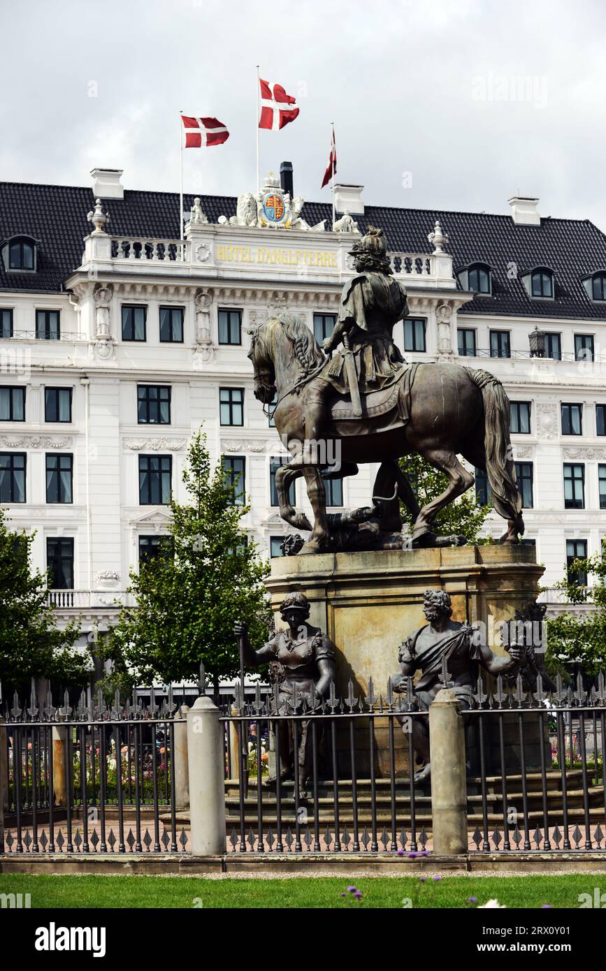 La statua equestre reale di Cristiano V a Kongens Nytorv / Kings New Square nel centro di Copenaghen, Danimarca. Foto Stock