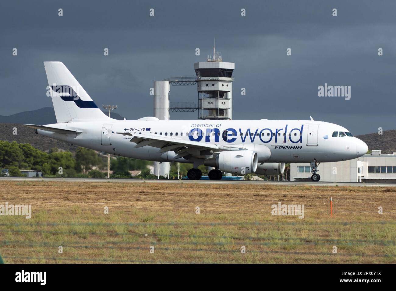 Alicante, aeropuerto, Avión Airbus A319 de la aerolínea Finnair aterrizando Foto Stock