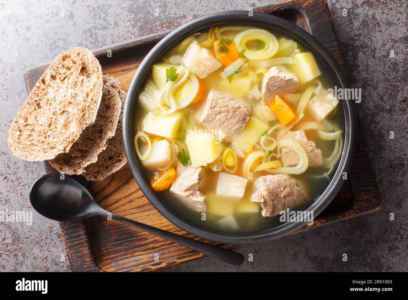 La zuppa di Kottsoppa è una carne e le verdure a radice includono carota, patate, sedano, pastinaca, rapa e Rutabaga da vicino su un piatto sul tavolo. Horizont Foto Stock