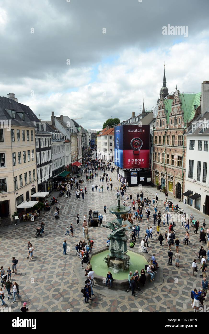 Una vista della fontana He Stork e della strada pedonale Amagertorv dall'edificio Højbrohus a Copenaghen, Danimarca. Foto Stock