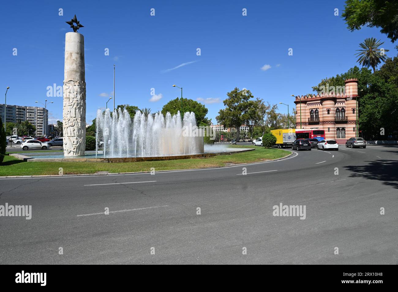 Ufficio turistico di Siviglia presso il Parco Maria Luisa a Siviglia, Spagna, da una rotatoria. Foto Stock