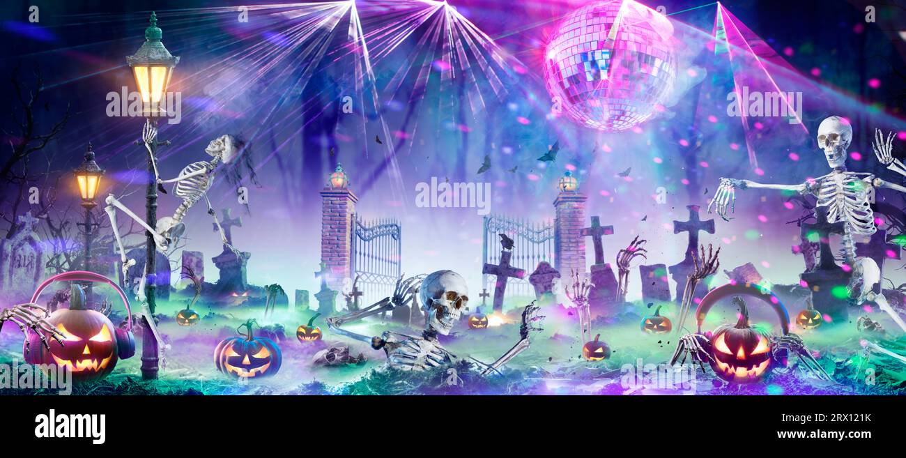 Festa a disco di Halloween - Pumpkins and Zombies Dancing in Graveyard di notte Foto Stock