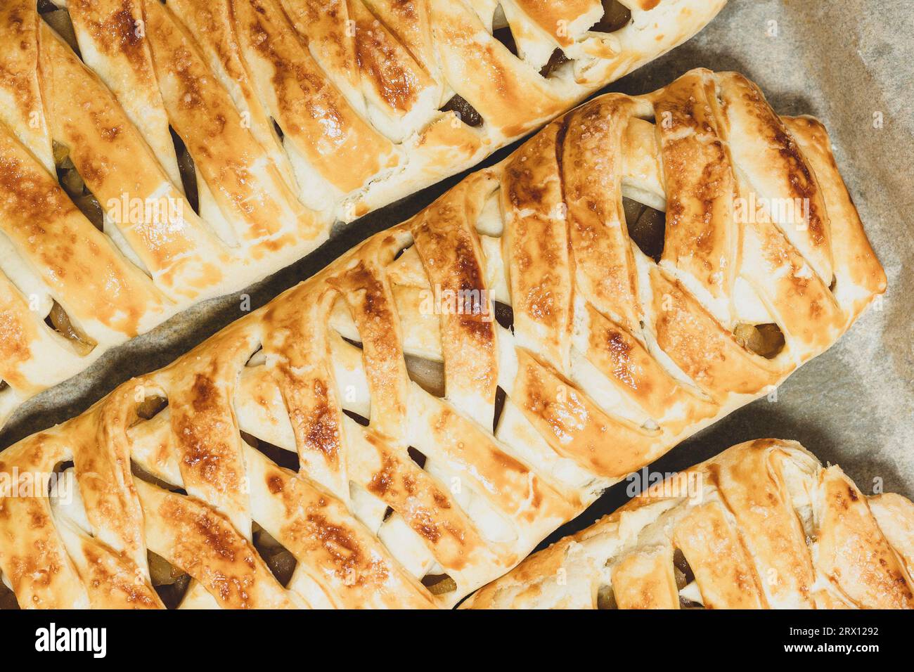 Torte di frutta fatte in casa. deliziose torte di frutta secca di fondo. Trecce intrecciate al forno con frutta. sughino di impasto. torta alla frutta secca. Pasticceria concettuale Foto Stock