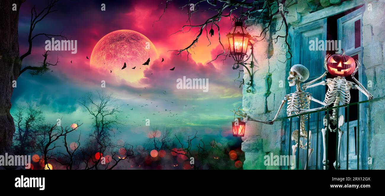 Halloween Night Scene - scheletri in Haunted House al chiaro di luna - contiene il rendering Moon 3D. Foto Stock