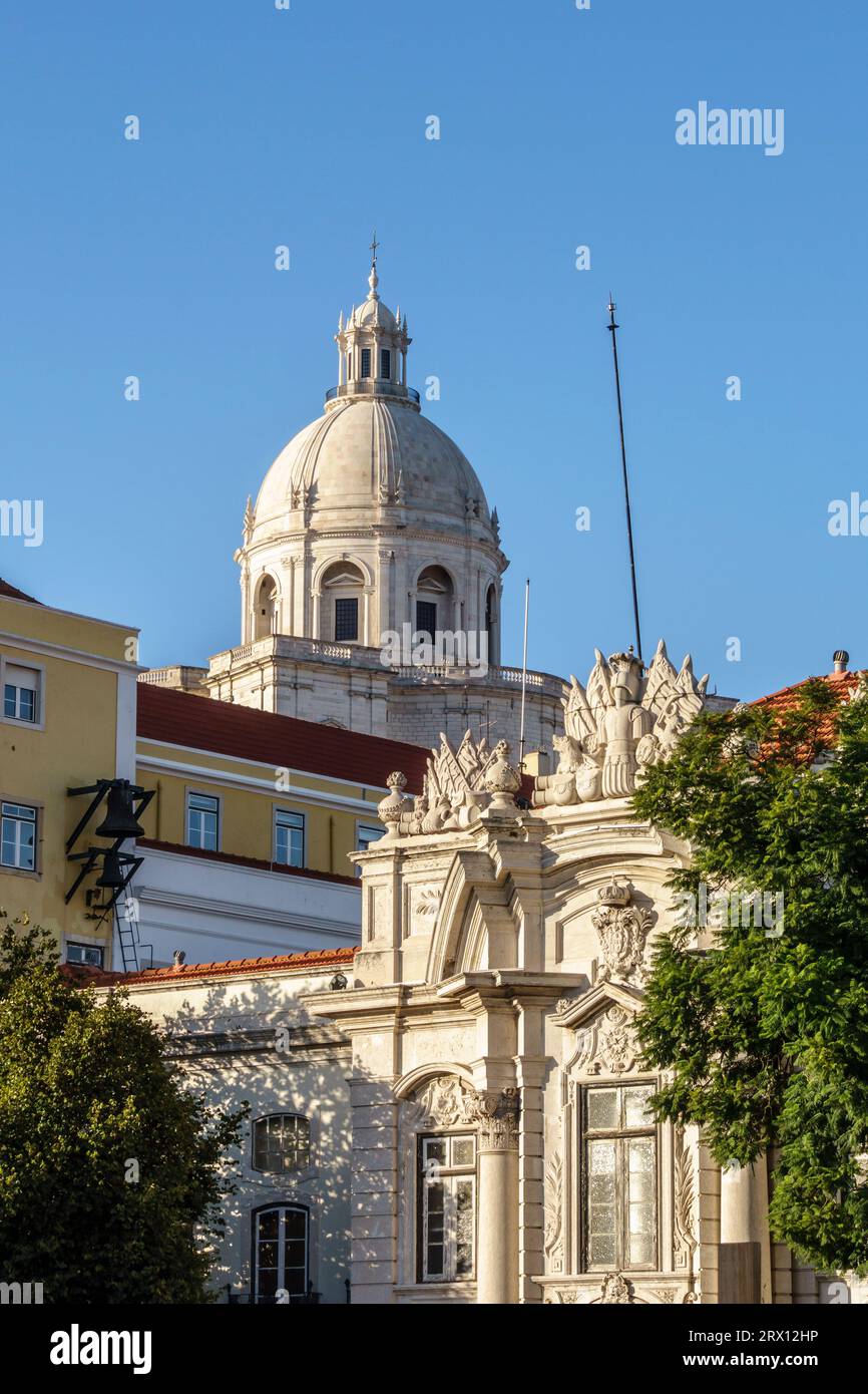 La cupola bianca della chiesa di Santa Engrácia (il Pantheon Nazionale) domina il Museu Militar di Lisbona (Museo militare) Foto Stock